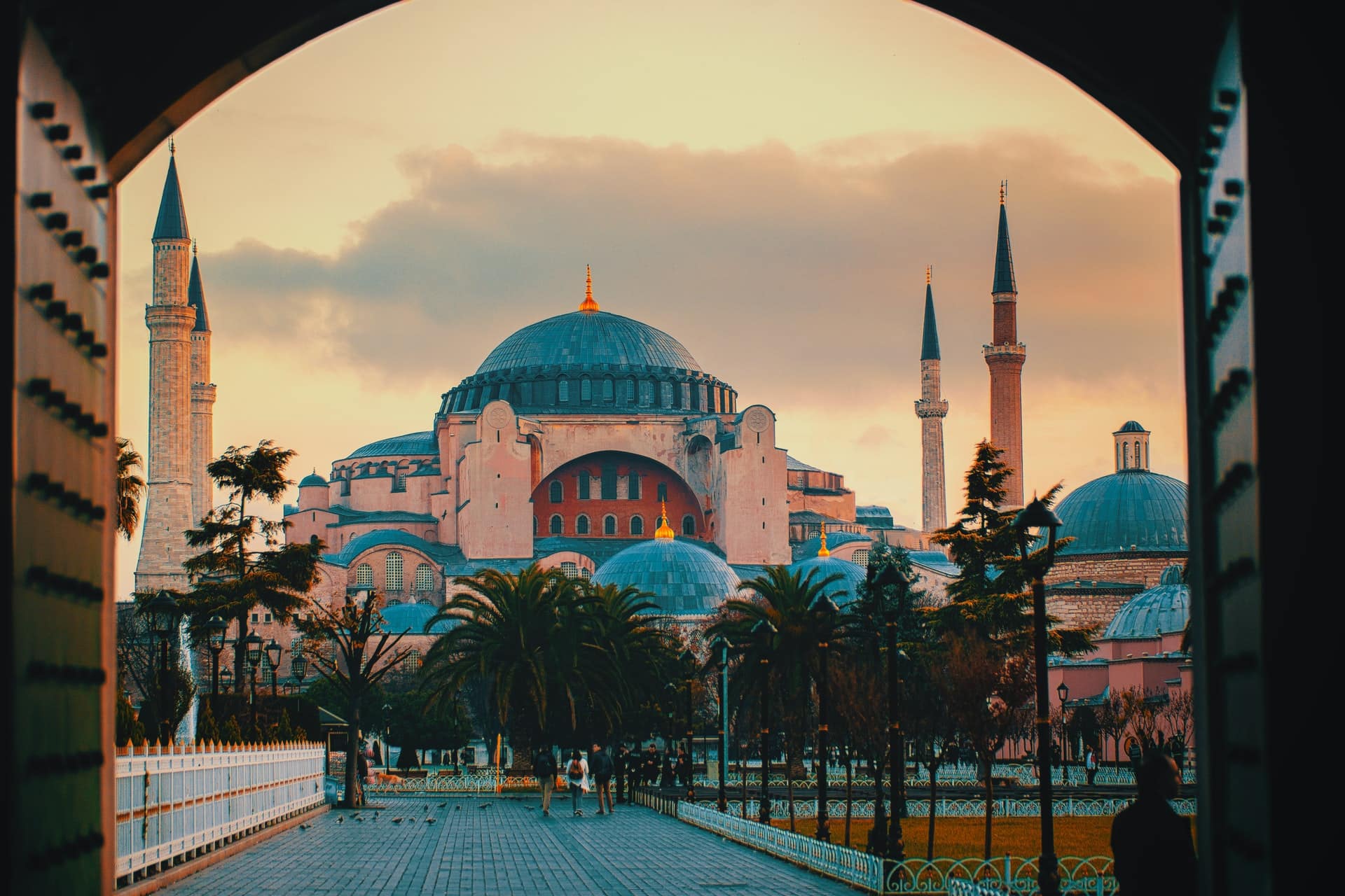 Esta imagen muestra Hagia Sophia en Estambul, probablemente el sitio histórico más famoso de Turquía, con sus paredes rosadas y sus altos minaretes.