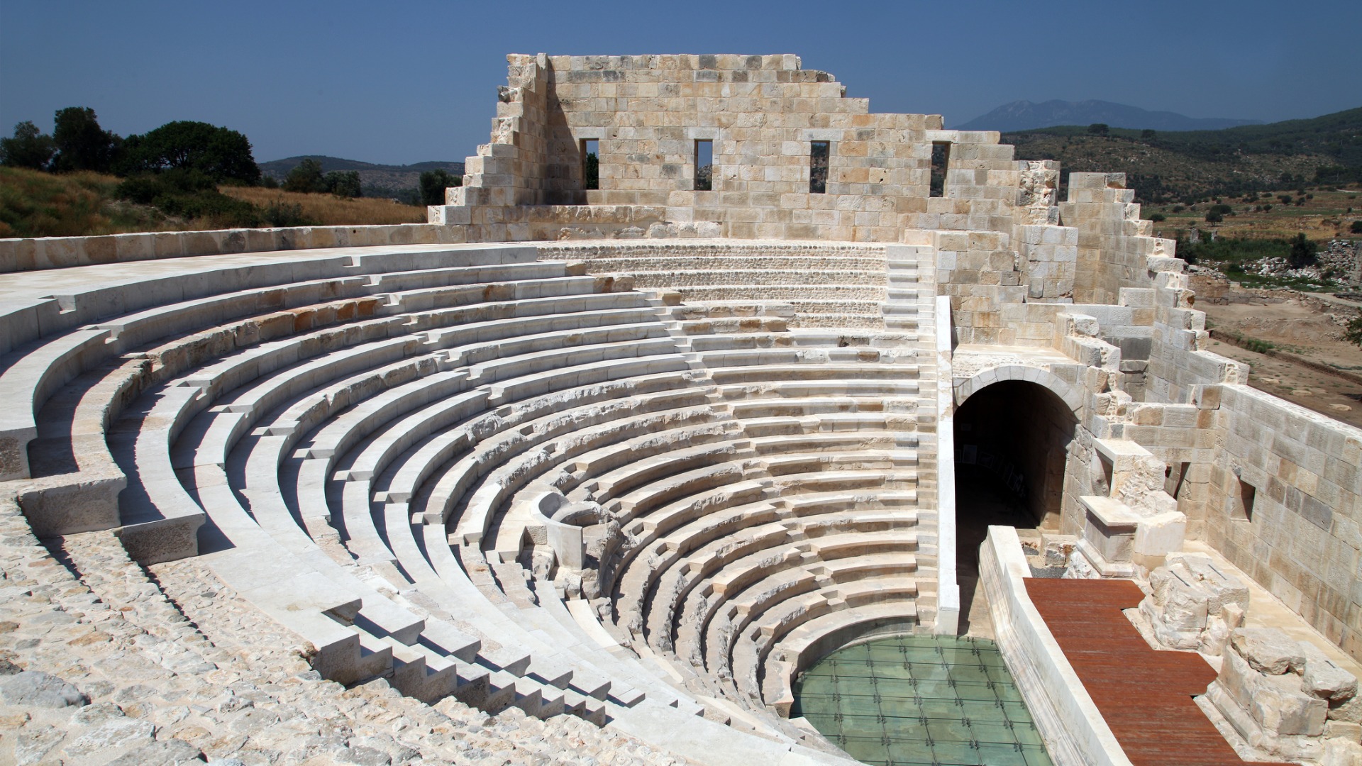 Esta imagen muestra el teatro antiguo bien conservado en Patara, Turquía.