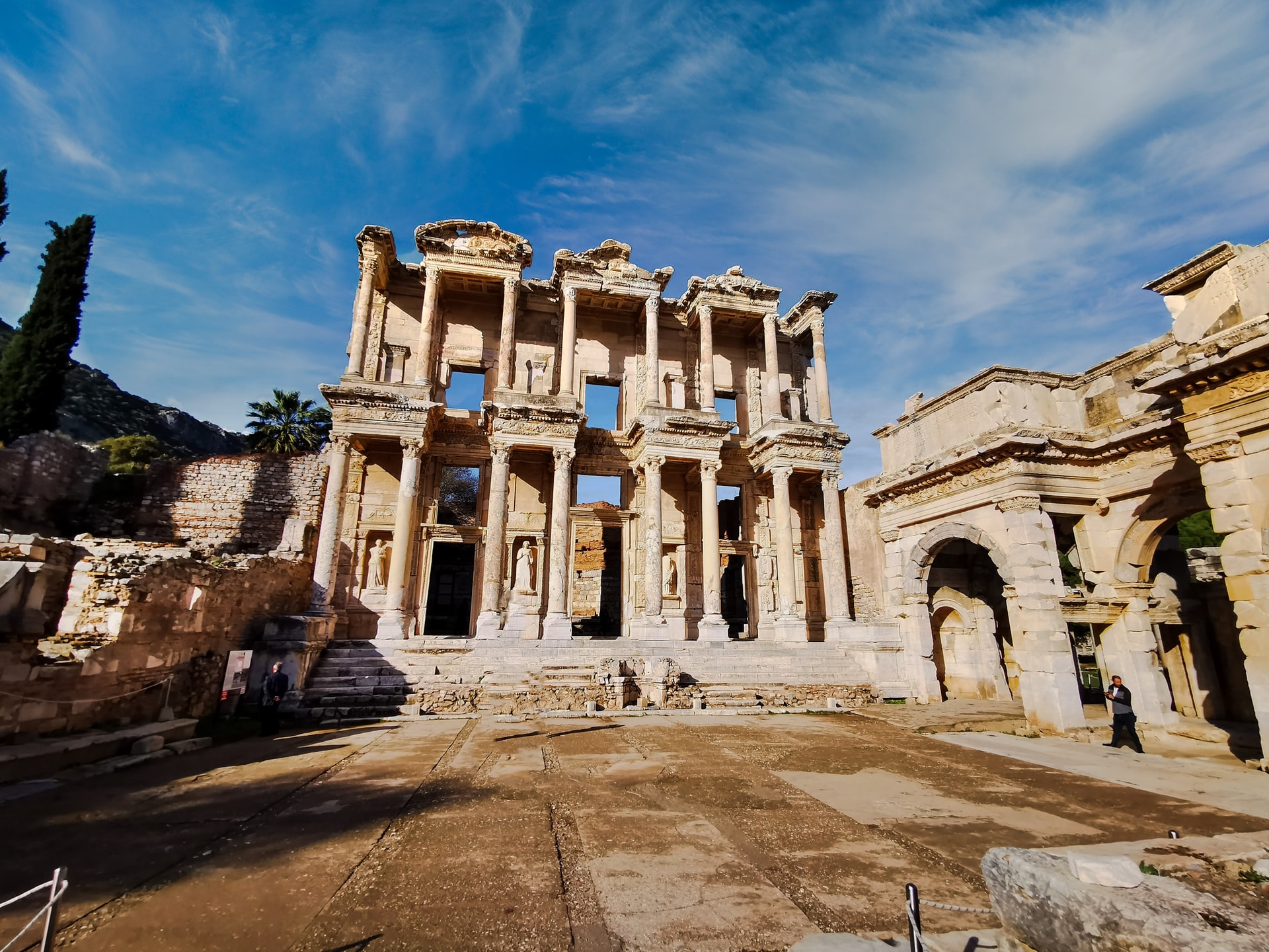 Esta imagen muestra la impresionante biblioteca de Celso en Éfeso, uno de los mejores sitios históricos de Turquía.