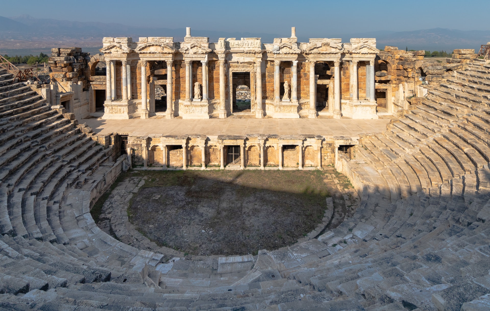 Esta es una foto panorámica del Teatro Antiguo de Hierápolis, Turquía.