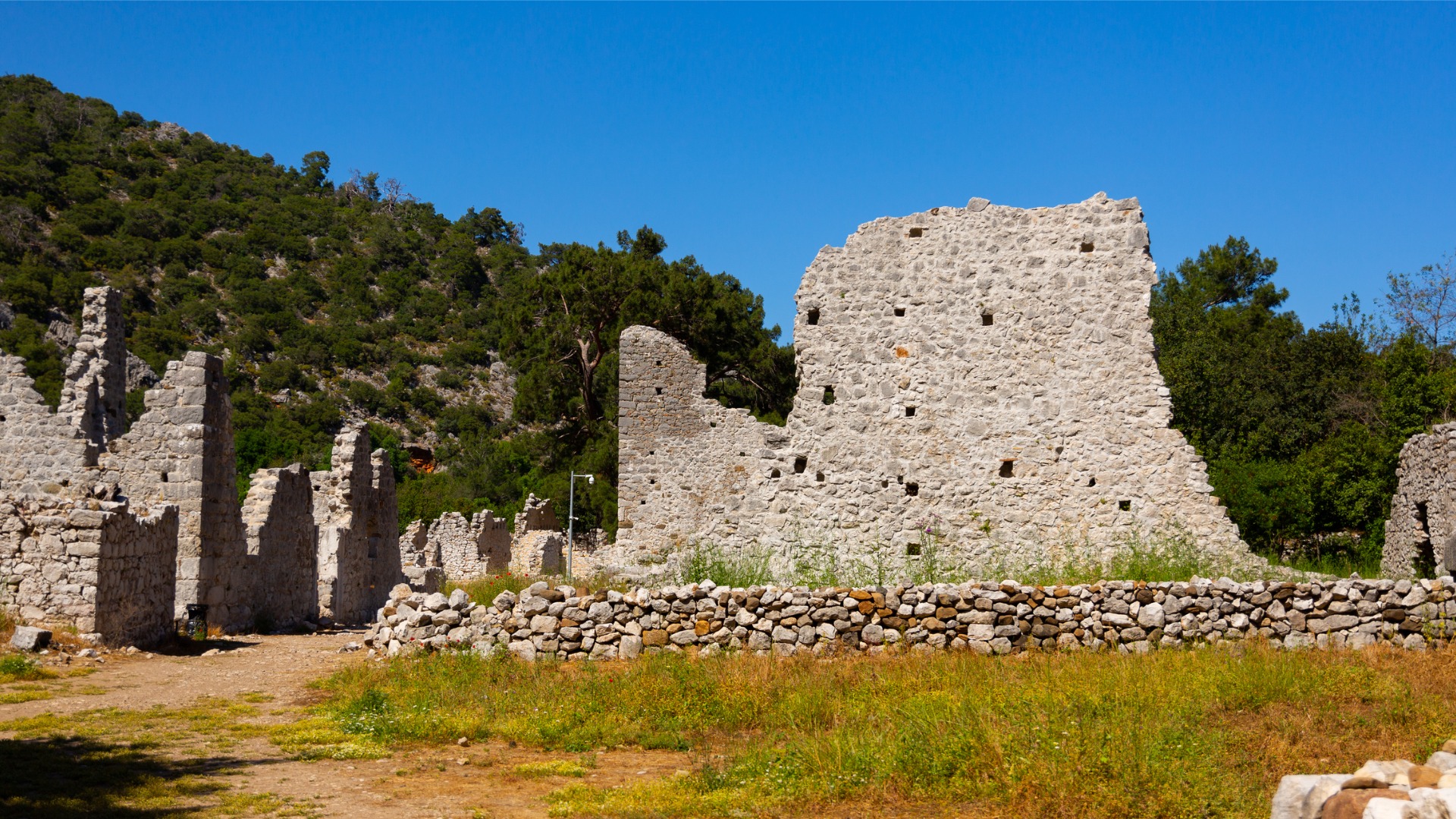 Esta imagen muestra los restos de edificios antiguos en Olympos, Turquía.