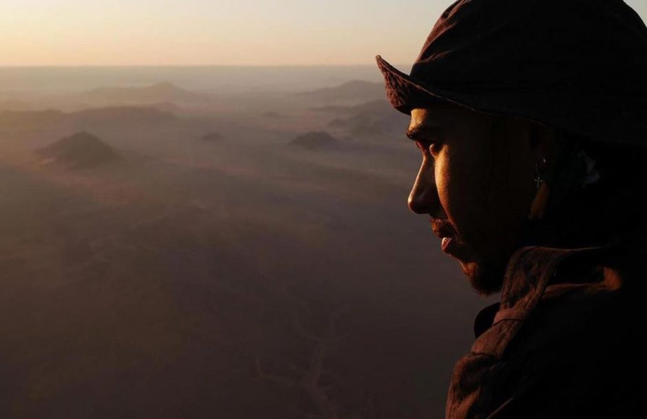 Lewis Hamilton disfrutando de una vista aérea en Namibia