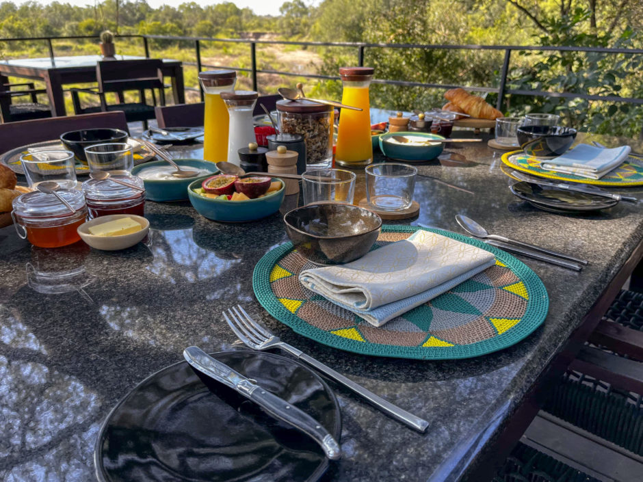 Cene en Silvan Safari en la cubierta de desayuno inferior rodeada de árboles Jackalberry