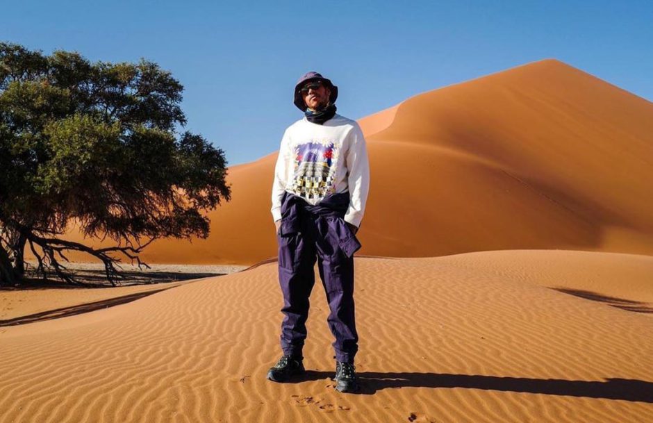 Lewis Hamilton explora dunas naranjas en Namibia