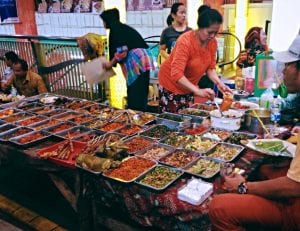 La comida se servirá en el mercado de comida callejera de Yakarta