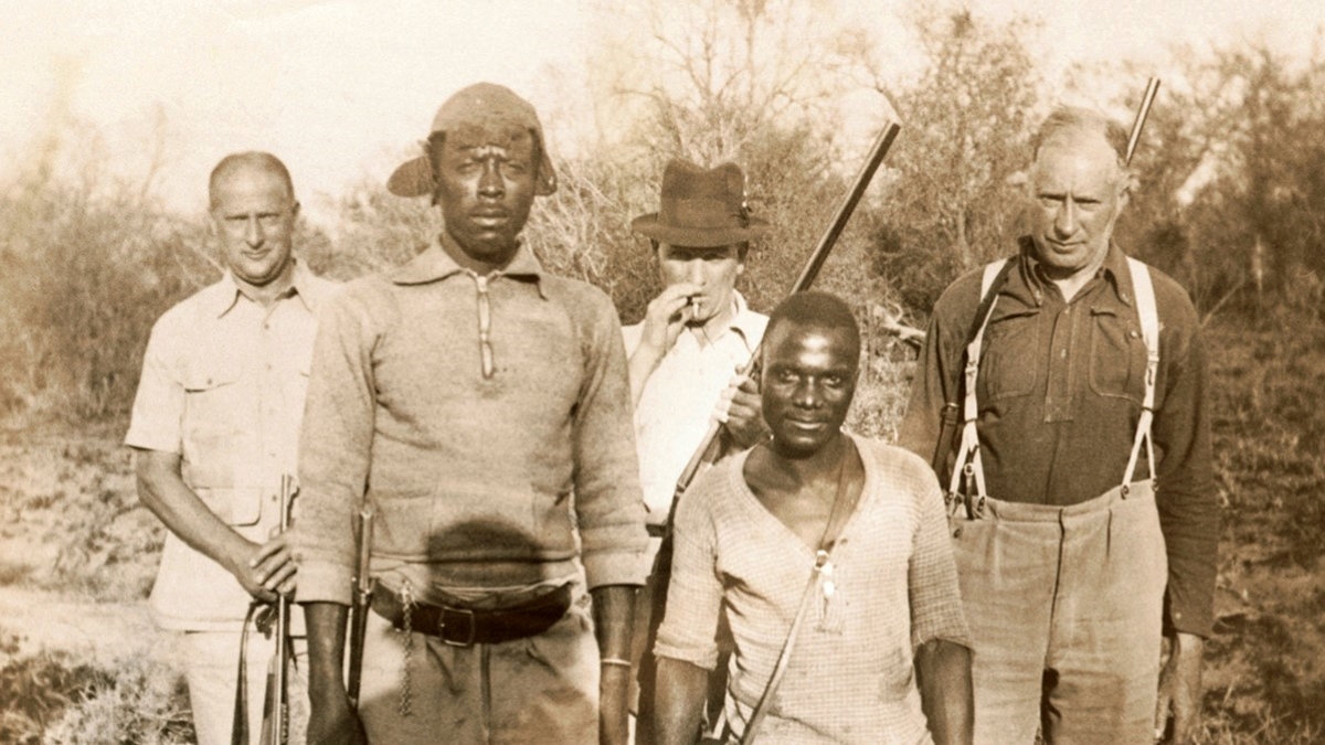 Una vieja foto en sepia que muestra el primer safari de Winnes