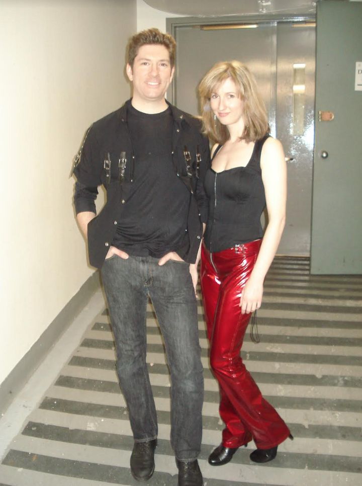 El autor y Brian en el backstage antes de un concierto con Fireworks Ensemble en el Miller Theatre de Nueva York en 2010.