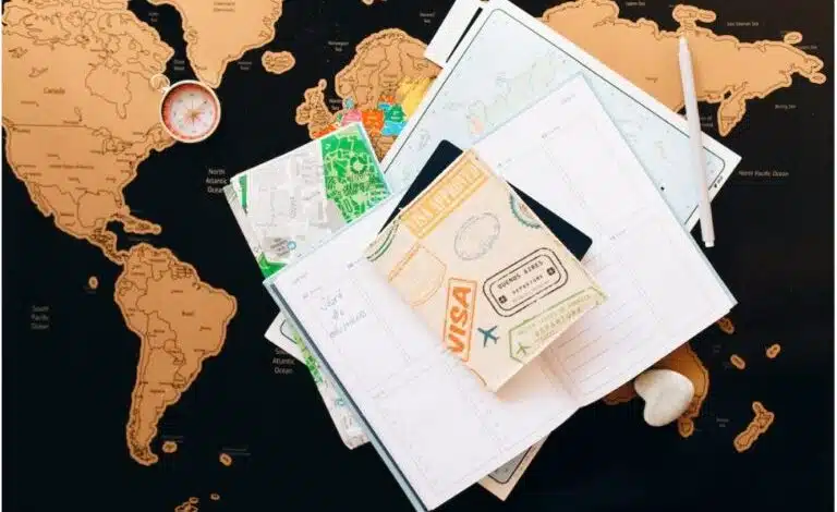 Visa de viaje en el fondo del mapa mundial