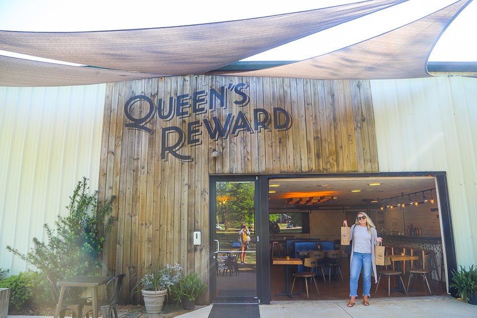 Katie en Queen's Reward Meadery en Tupelo, Mississippi