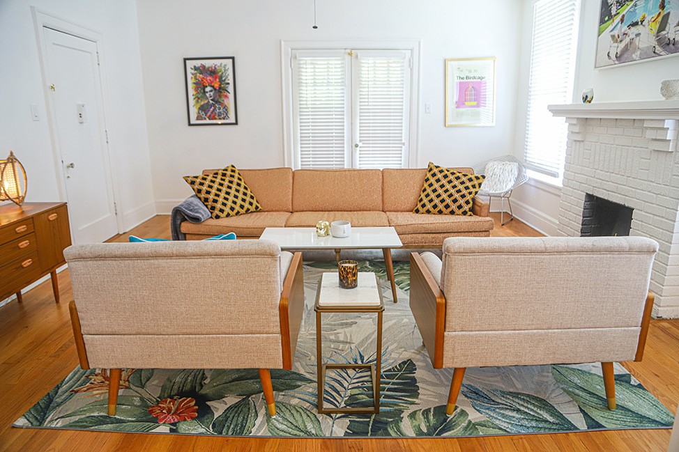 Sala de estar elegante en Airbnb en Mobile, Alabama