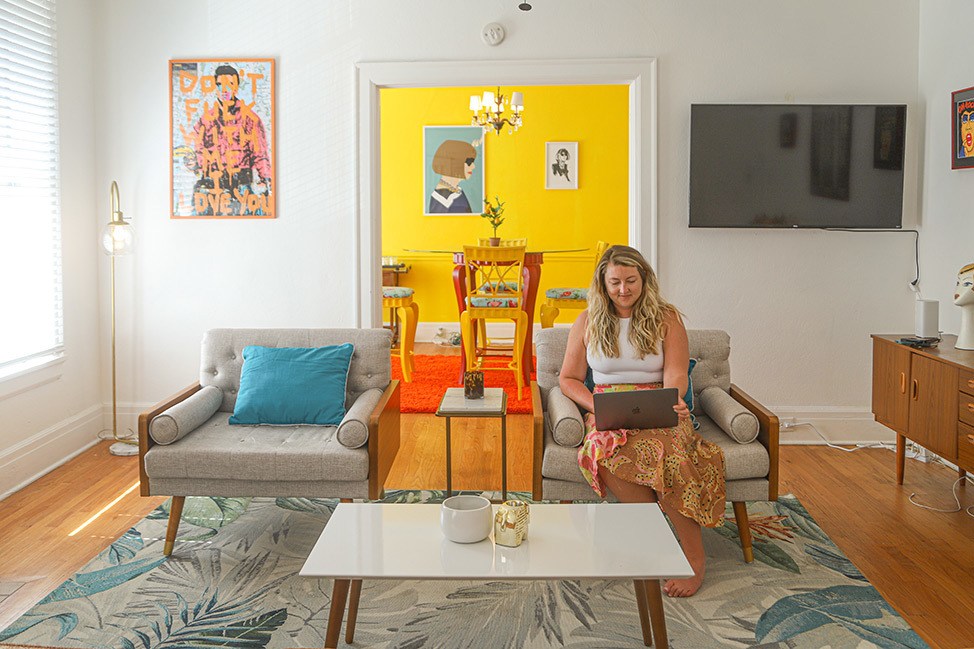 Katie y su computadora portátil se mudan a Airbnb