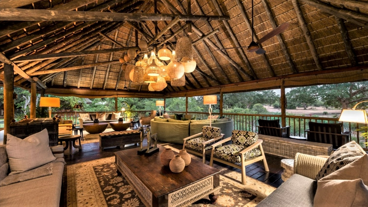 El área principal está decorada en estilo africano bajo el techo de paja.