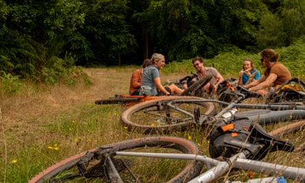 Un grupo de ciclistas descansa, come y se relaja en Thetford Forest, Norfolk. 