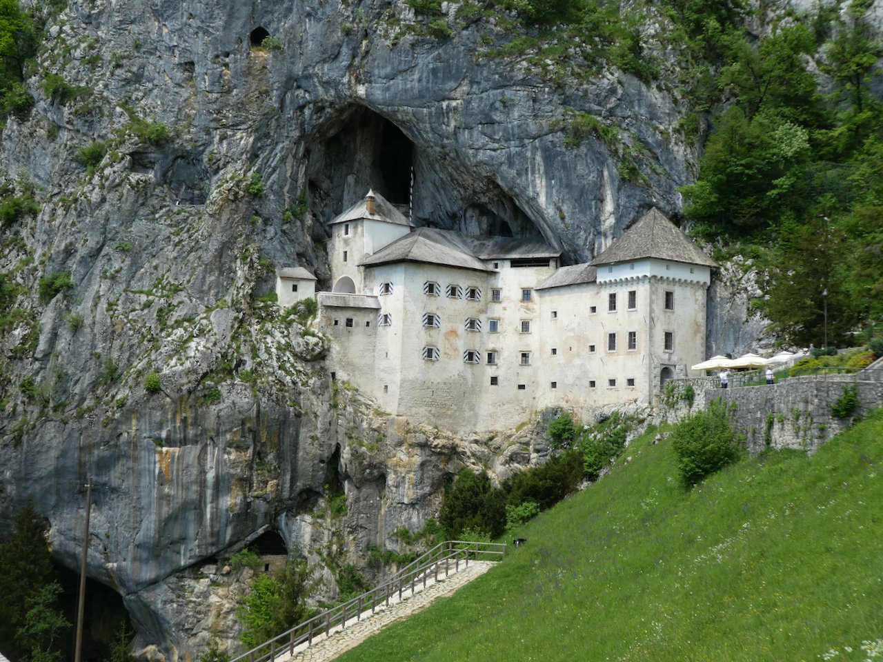 Castillo de Predjama Eslovenia Cueva Aventura