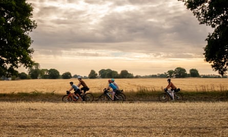 Los ciclistas recorren los campos de Norfolk en Rebellion Way en un día nublado de octubre.