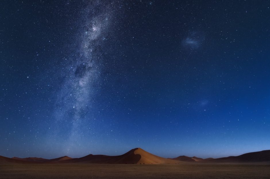 Vista clara de la Vía Láctea sobre las dunas de Namib, Namibia - Lista de objetivos de África para 2023