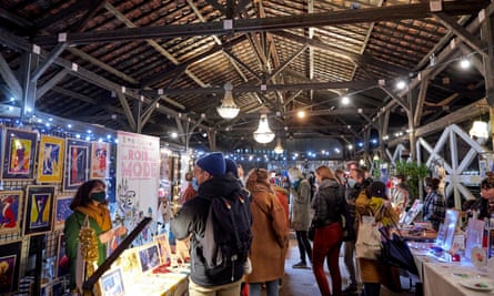 Paris Night Market tiene más de 80 vendedores independientes.