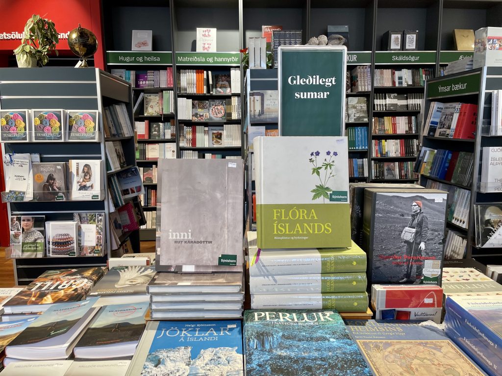 Pilas de libros sobre Islandia en librerías islandesas.