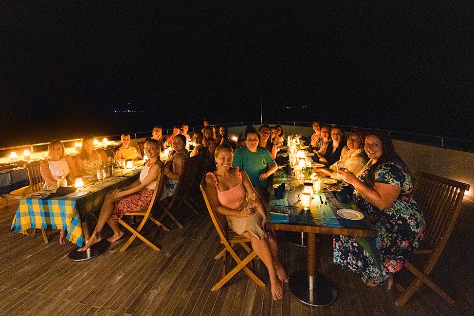 Dos grupos en una mesa en la cubierta del yate Scuba Spa Maldives