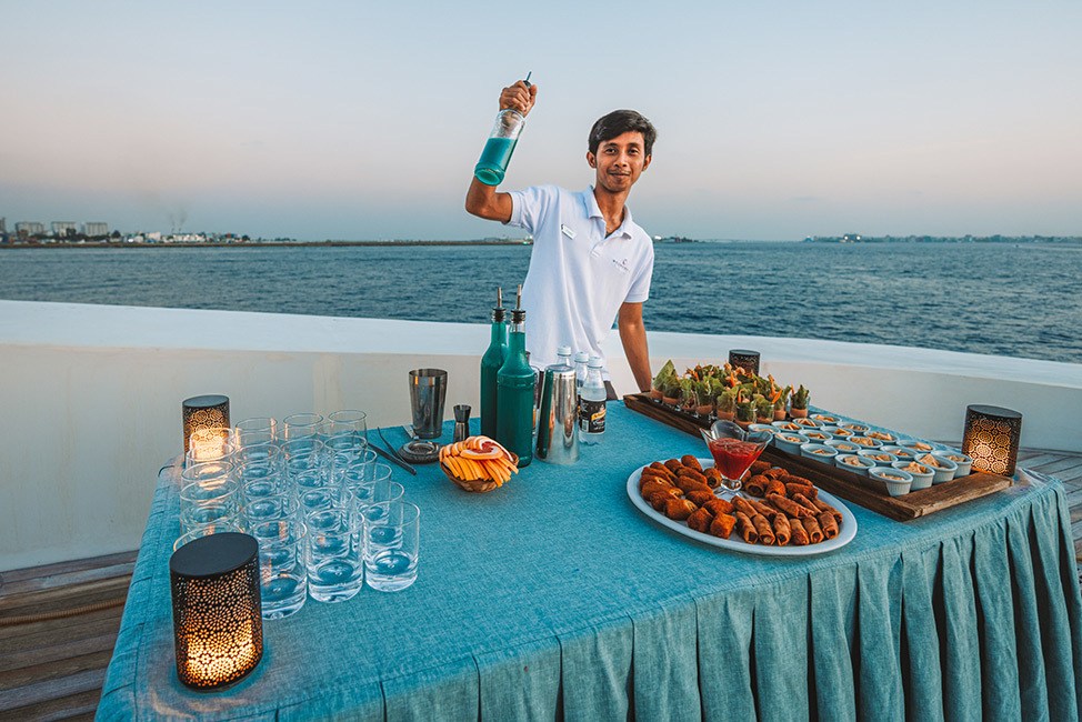 El bar a bordo del yate spa de buceo de Maldivas está listo para cócteles