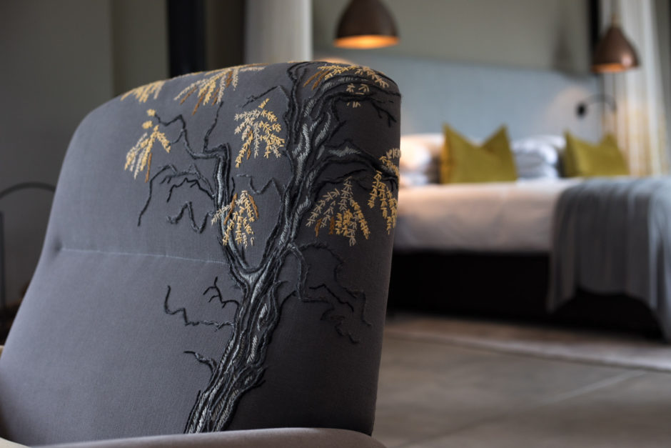 La tapicería de nuestra suite Knobthorn cuenta con exquisitos detalles bordados.