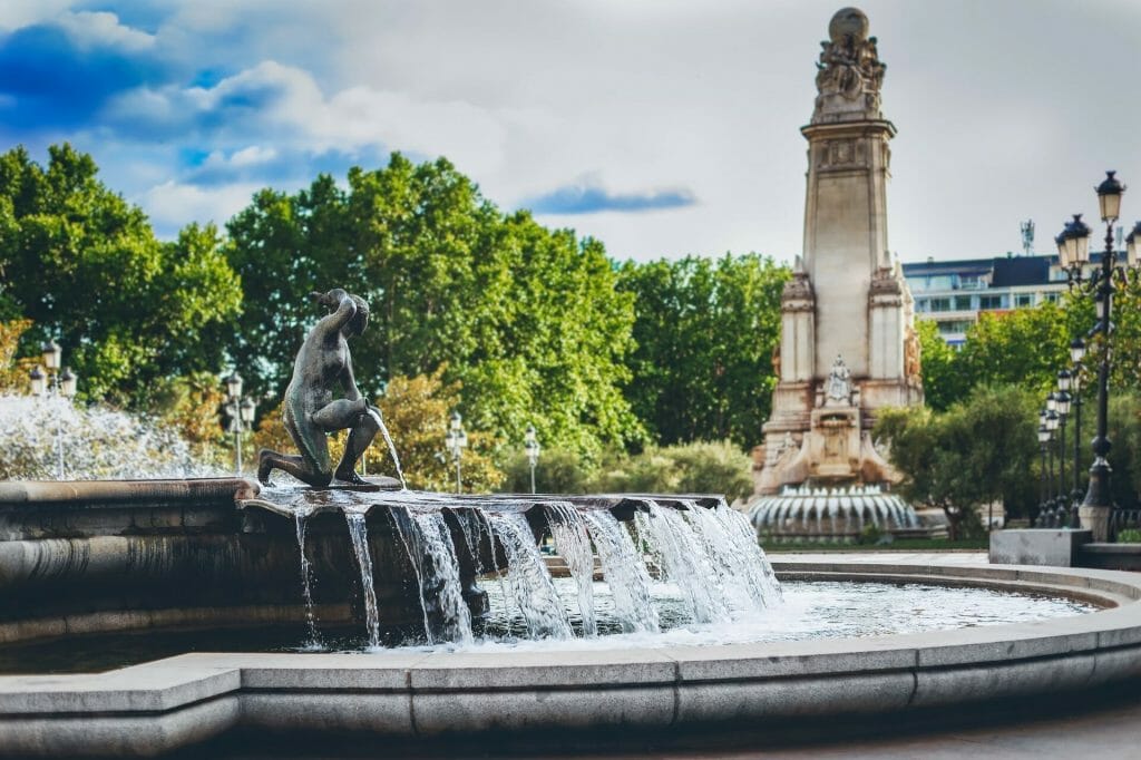 Fuente y gran estatua en Plaza España