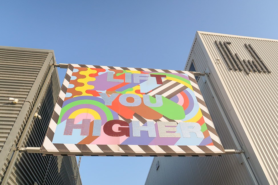 Arte callejero en Dubai con las palabras Lift You Higher