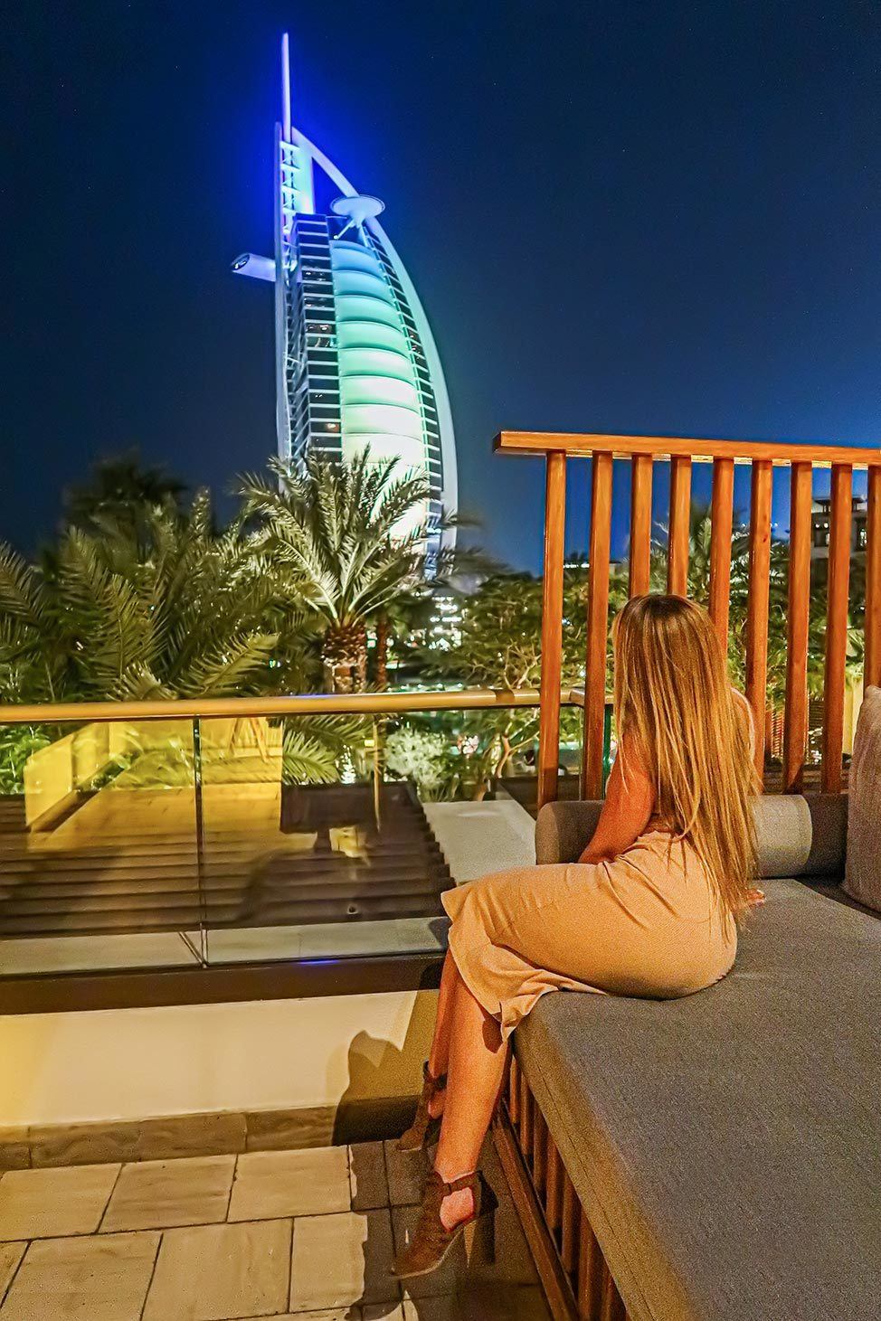 Alex mirando el Burj Al Arab en Dubai
