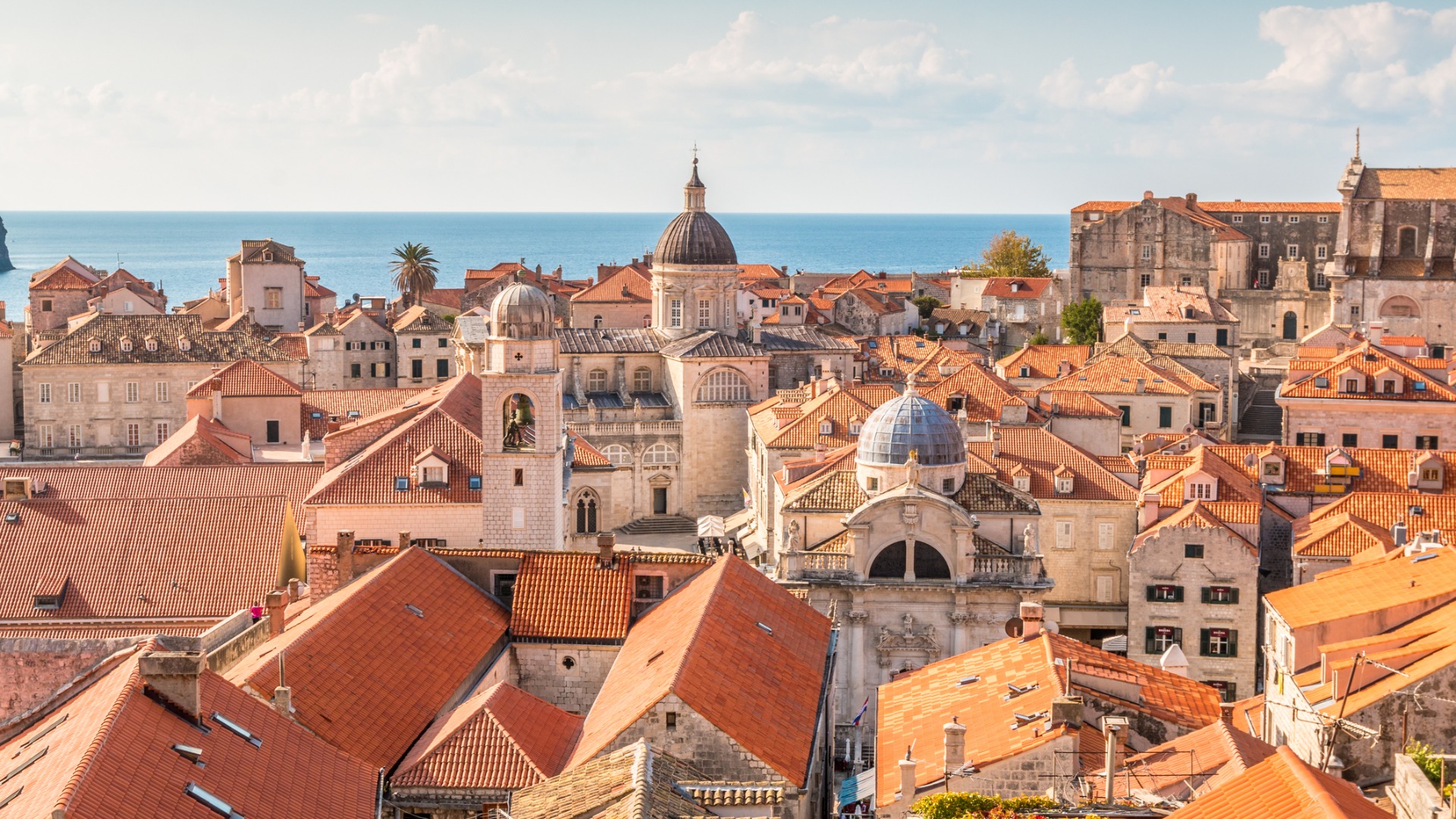 Esta foto muestra los tejados rojos de Dubrovnik con el mar de fondo.