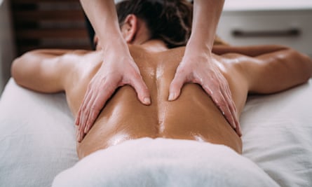 Terapia de masaje deportivo de espalda: Fisioterapeuta da masajes a pacientes femeninas con lesiones musculares en la parte baja de la espalda. Tratamiento de lesiones deportivas.