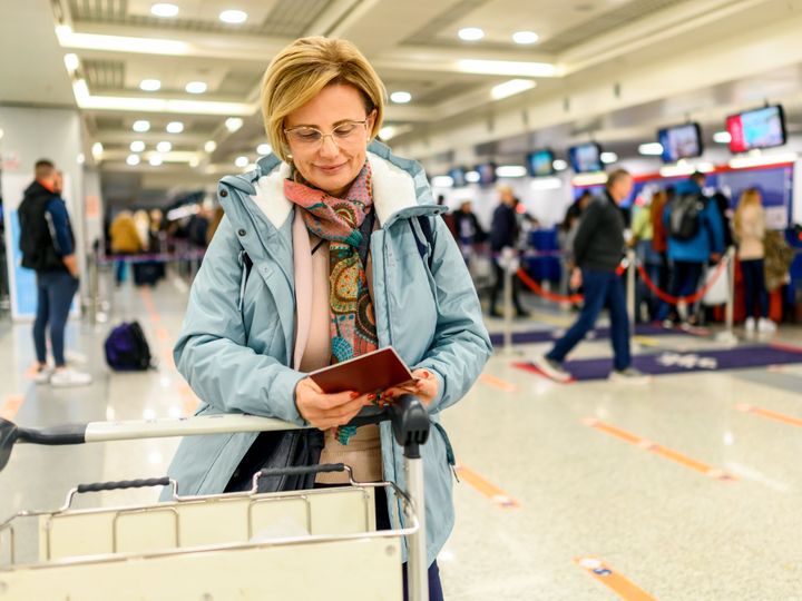 Usar los artículos más voluminosos en el avión, como chaquetas y bufandas, puede ayudarte a ahorrar espacio en tu maleta.