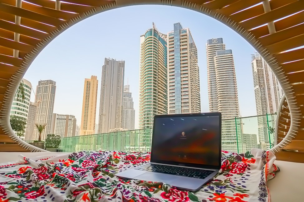 Portátil en la azotea del Hotel Indigo Dubai con vistas a los rascacielos de Dubai