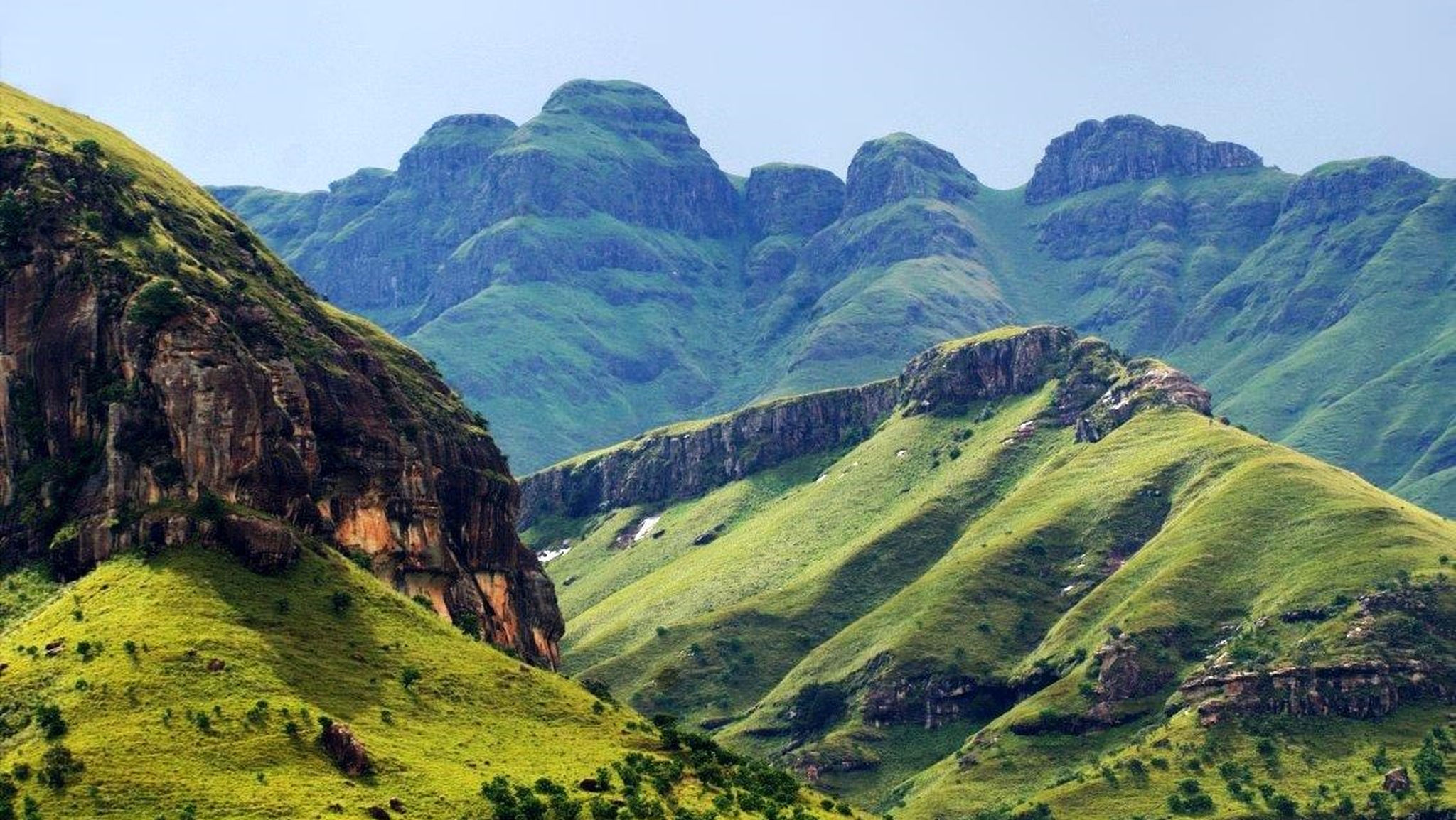 Las majestuosas montañas Drakensberg son un destino imperdible para los viajes a Sudáfrica en 2023