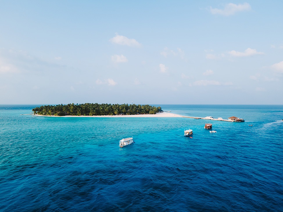 Vista aérea del barco que va a la isla privada en Maldivas