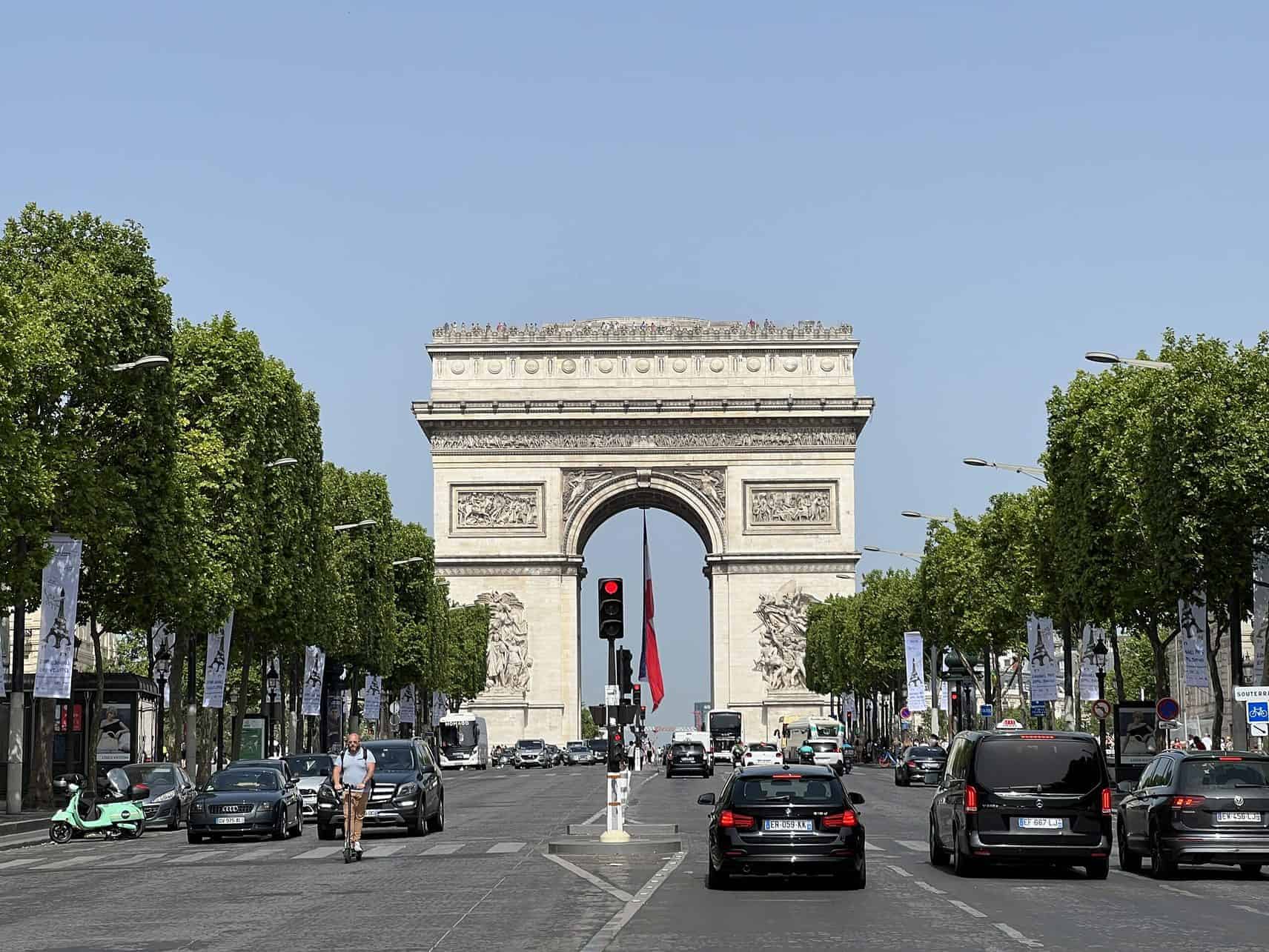 Arc de Triomphe en los Campos Elíseos en París, Francia