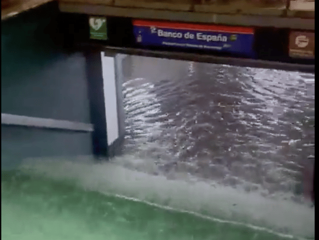 Madrid se paraliza debido a fuertes lluvias que inundan el sistema de metro, provocando atascos y paradas de trenes