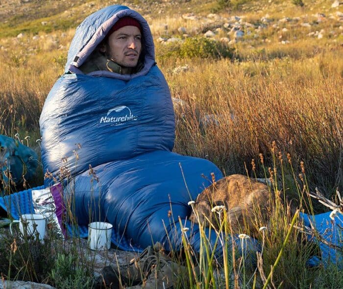 hombre-en-saco-de-dormir