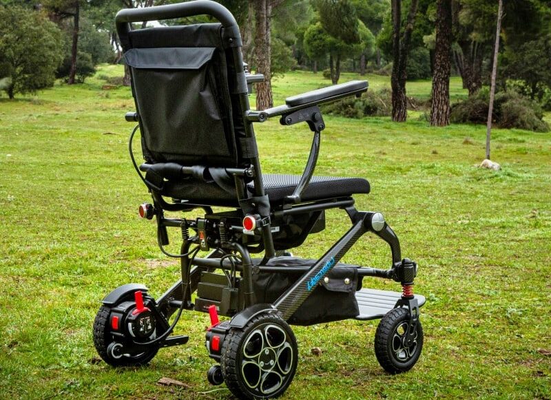 Silla de ruedas eléctrica en el campo
