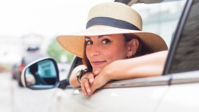 Alquiler de coches en Torrevieja limon motors mujer contenta