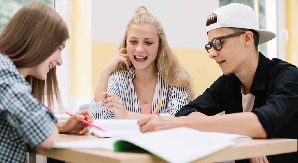 Estudiar año escolar en Canadá tres alumnos