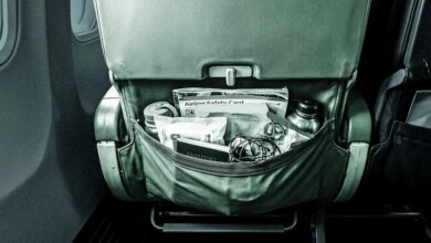 Nunca coloque artículos en los bolsillos traseros de los asientos de los aviones.